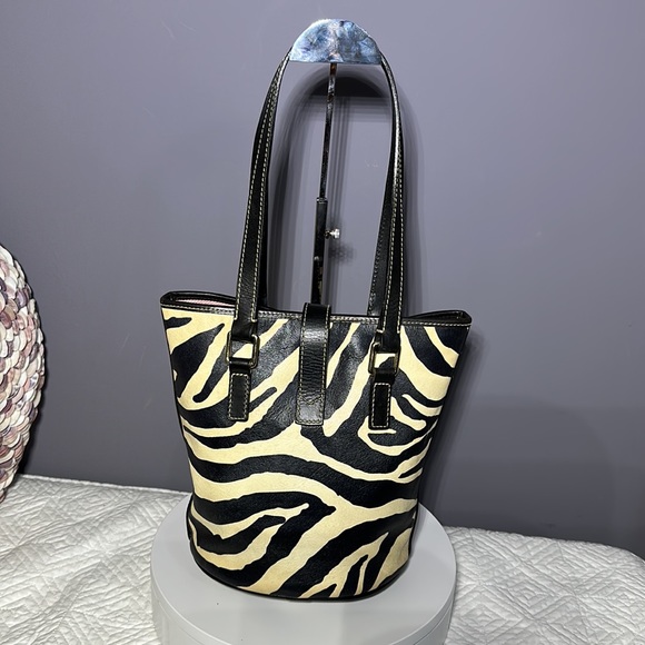 🔥Host Pick🔥 Dooney & Bourke 🦓 zebra print bucket bag with pink cloth interior - Picture 5 of 15